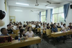 球王会召开新生家长见面会